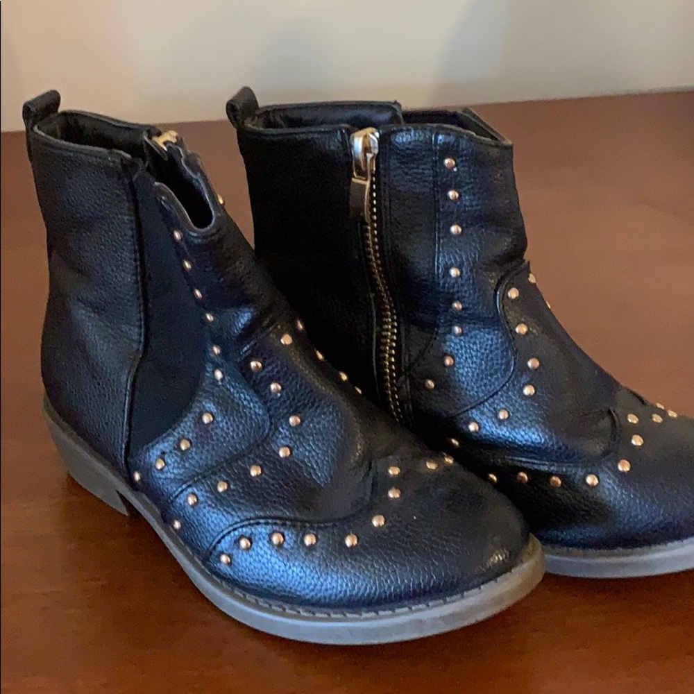 Black boots with gold studs